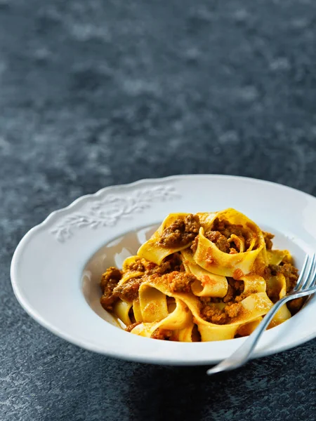 Primer Plano Pasta Pappardelle Bolognese Italiana Rústica Salsa Carne —  Fotos de Stock