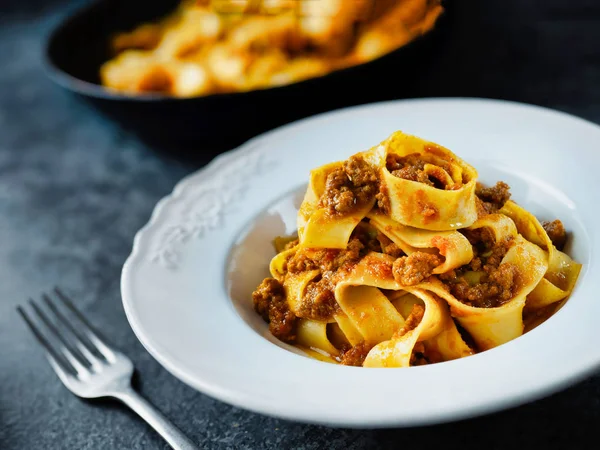 Rustik Talyan Pappardelle Bolognese Makarna Soslu Yakın Çekim — Stok fotoğraf