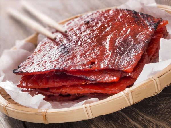 Perto Uma Cesta Carne Porco Chinesa Jerky — Fotografia de Stock