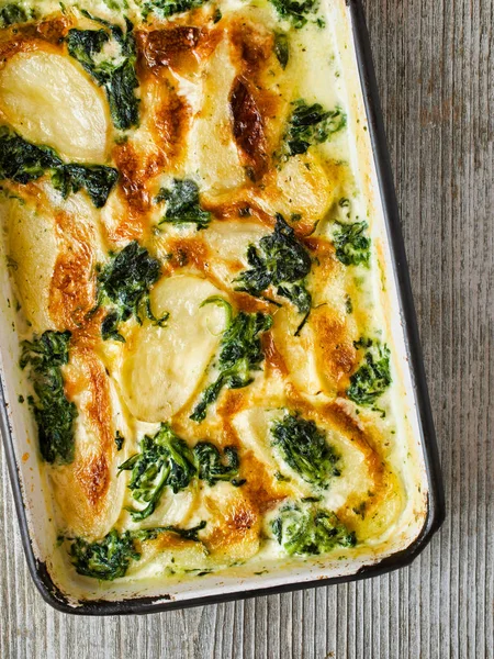 Nahaufnahme Von Rustikalem Goldspinat Kartoffelgratin Dauphinois — Stockfoto