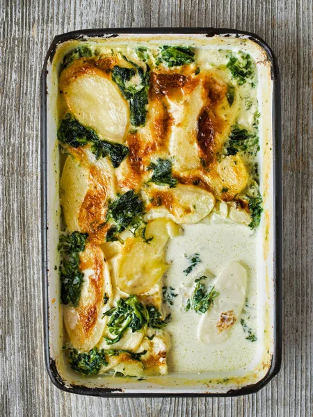 Nahaufnahme Von Rustikalem Goldspinat Kartoffelgratin Dauphinois — Stockfoto