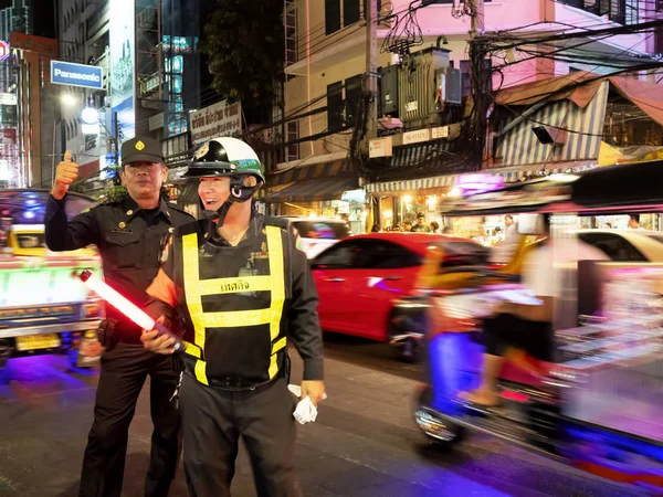 バンコク 2019年1月3日 夜のバンコクチャイナタウンのフレンドリー警察 彼らはひどい交通渋滞を緩和するために交通を規制するのに役立ちます — ストック写真