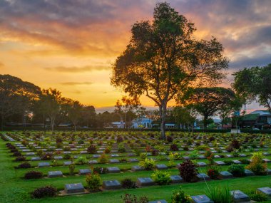 Kanchanaburi savaş mezarlığı Tayland