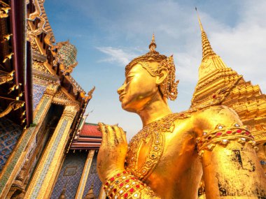 Tayland 'daki büyük sarayda inanılmaz mimari ve heykeller.