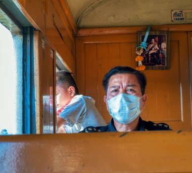 Kanchanaburi, Tayland, 31 Aralık 2018, iki saatlik yolculuk boyunca ünlü Tayland Burma ölüm demiryolu Kanchanaburi Nam Tok bir Tayland'ın en doğal ve en popüler tren sürmek.