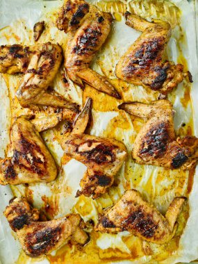 rustik pişmiş tavuk kanadının bir tepsi kapat