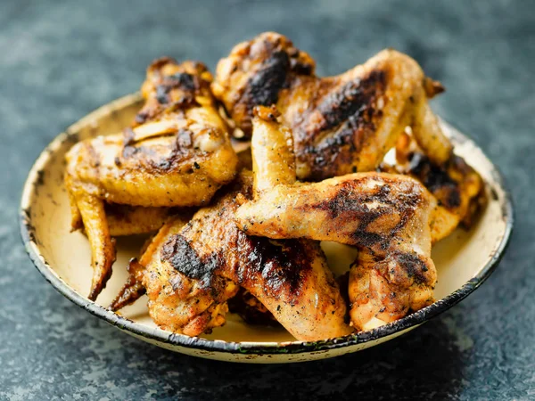 Nahaufnahme Eines Tellers Grill Hühnerflügel — Stockfoto