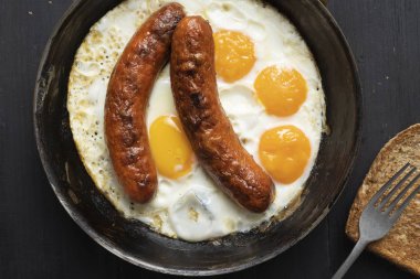 rustik Amerikan sosis ve yumurta kahvaltı yakın çekim