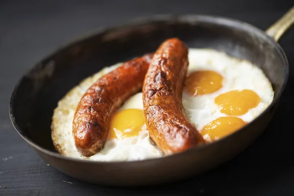 Närbild Rustika Amerikansk Korv Och Ägg Frukost — Stockfoto
