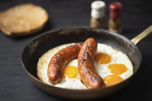 Närbild Rustika Amerikansk Korv Och Ägg Frukost — Stockfoto