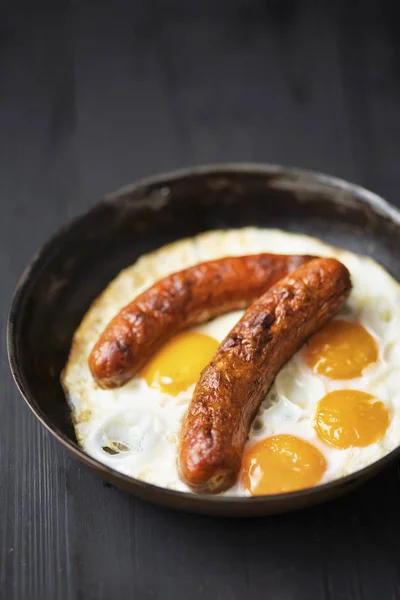 Närbild Rustika Amerikansk Korv Och Ägg Frukost — Stockfoto