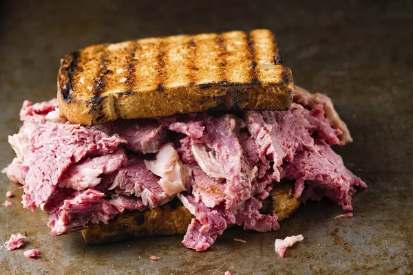 Närbild Rustika Amerikanska Corned Beef Sandwich — Stockfoto