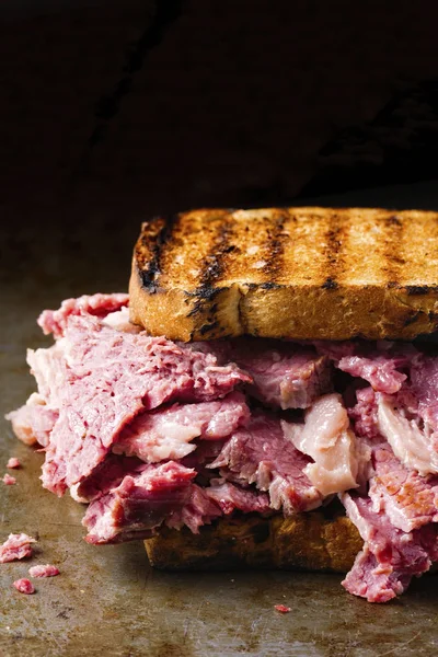 Närbild Rustika Amerikanska Corned Beef Sandwich — Stockfoto