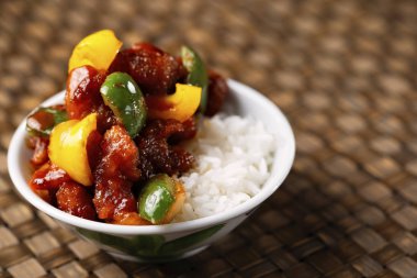 Çin tatlı ve ekşi domuz eti pirinç kâse yakın çekim