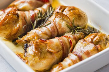 kavrulmuş domuz pastırması sarılı tavuk budu