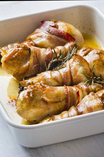 Pancetta arrosto avvolto gambe di pollo — Foto Stock