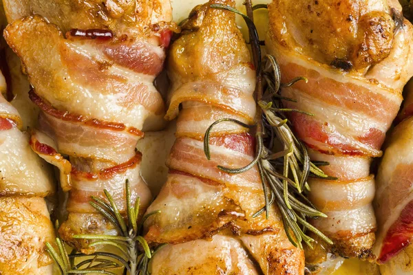 Pieczony Boczek zawijany nogi kurczaka — Zdjęcie stockowe