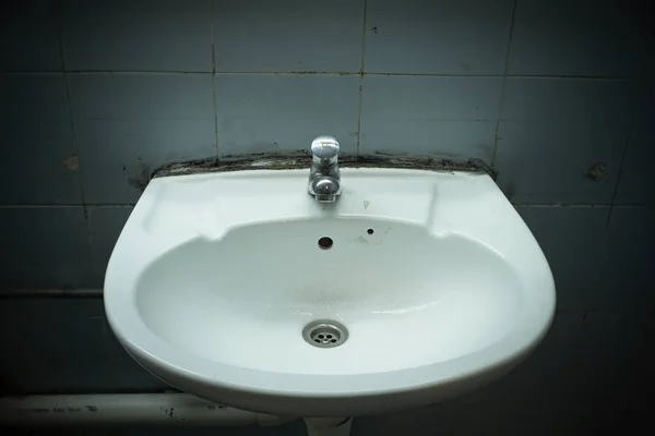 Grungy λεκάνη πλύσης τουαλέτας — Φωτογραφία Αρχείου