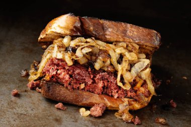 rustik corned sığır eti sandviç