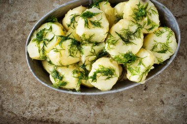 rustik haşlanmış patates ve dereotu