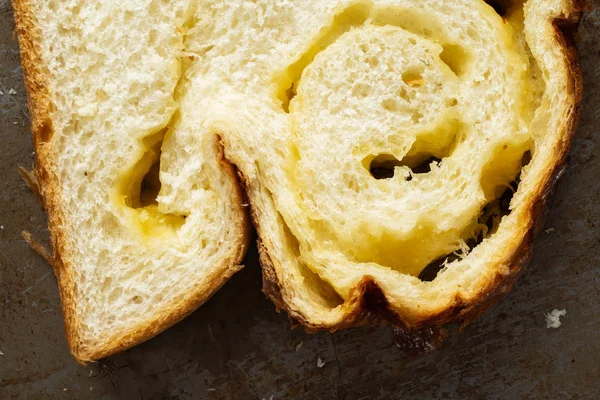 Rustiek grungy gesneden brood bakken — Stockfoto