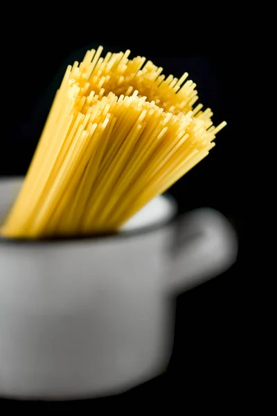 Massa de espaguete cru não cozido em panela — Fotografia de Stock