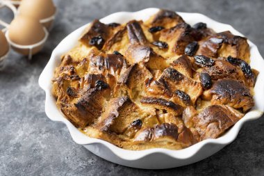 rustik altın İngilizce ekmek ve tereyağı puding
