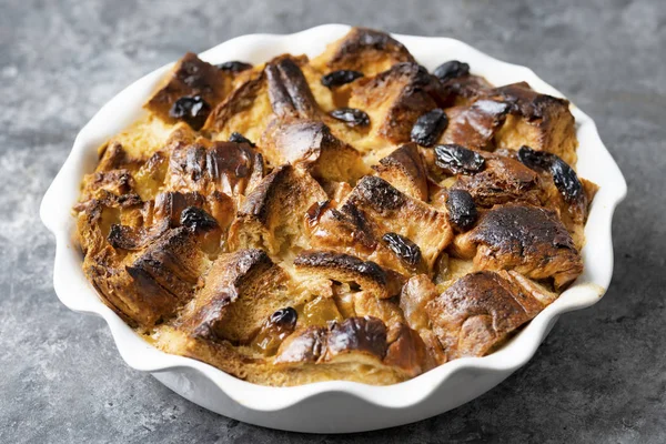 Rustikales goldenes englisches Brot und Butterpudding — Stockfoto