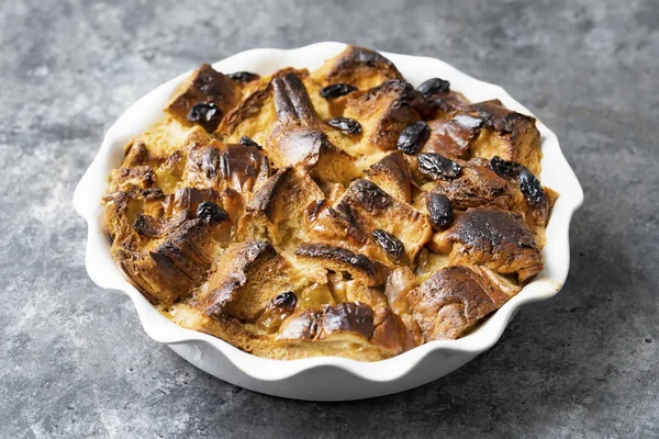 Rustikales goldenes englisches Brot und Butterpudding — Stockfoto