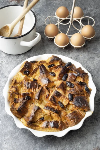 Rustikales goldenes englisches Brot und Butterpudding — Stockfoto