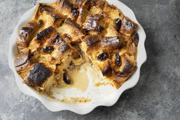 Rustykalny złoty angielski chleb i masło pudding — Zdjęcie stockowe