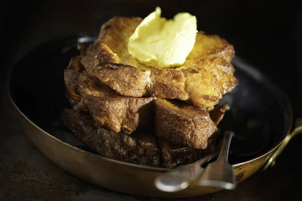 Traditionell guldstekt fransk toast-frukost — Stockfoto