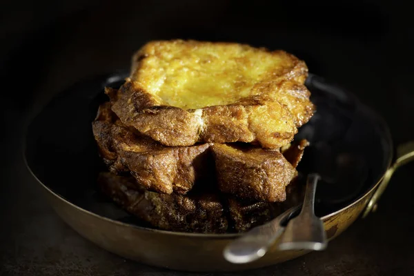 Geleneksel altın kızarmış fransız tost kahvaltı — Stok fotoğraf