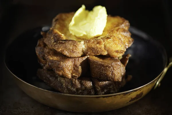 Geleneksel altın kızarmış fransız tost kahvaltı — Stok fotoğraf