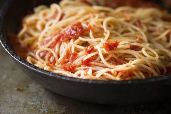 Rustikální italské špagety těstoviny v rajčatové omáčce — Stock fotografie