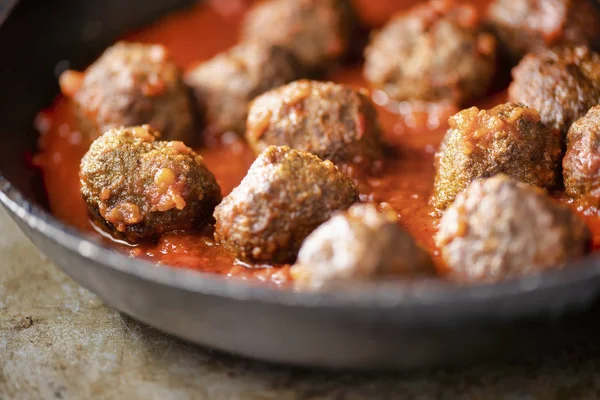 Rustieke Italiaanse gehaktballetjes in tomatensaus — Stockfoto