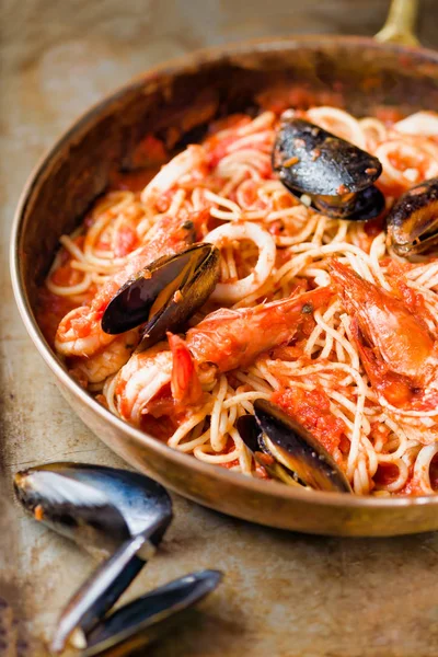 Rustieke Italiaanse zeevruchten Spaghetti pasta — Stockfoto