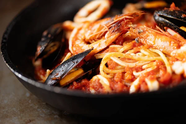 Pâtes spaghetti aux fruits de mer italiens ustiques — Photo