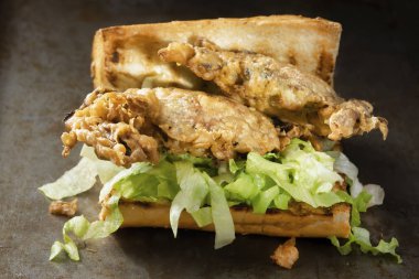 yumuşak kabuk yengeç deniz ürünleri po boy sandviç
