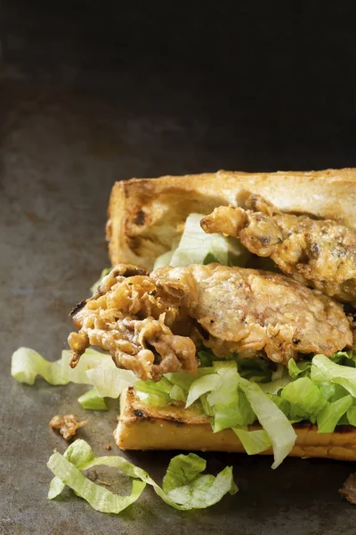 Yumuşak kabuk yengeç deniz ürünleri po boy sandviç — Stok fotoğraf