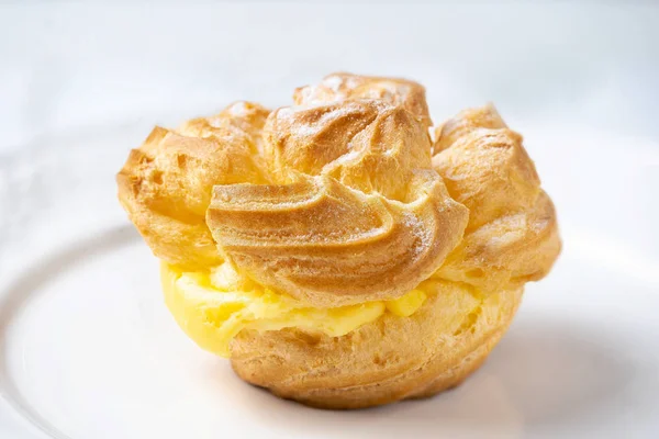 Золотистое французское печенье с кремом — стоковое фото