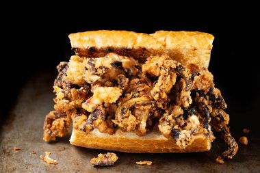 rustik kızarmış kalamar sandviç