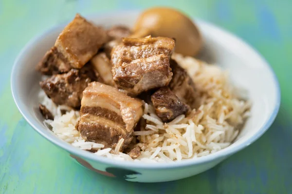 Bräserad fläsk mage ris skål — Stockfoto
