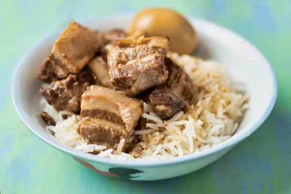 Tigela de arroz barriga de porco refogado — Fotografia de Stock