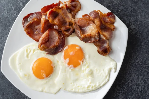 Petit déjeuner au bacon et œufs — Photo