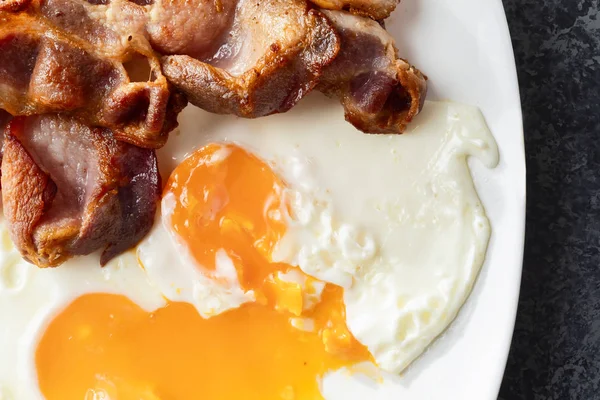 Сніданок з беконом та яйцями — стокове фото
