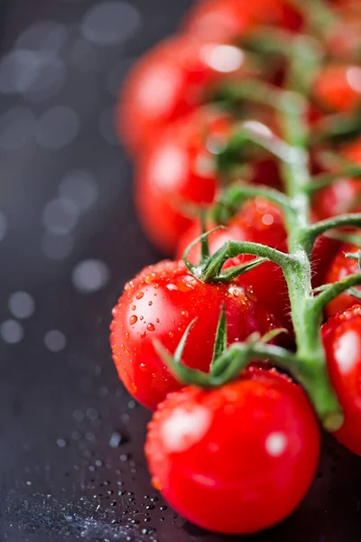 Close Tomate Cereja Vermelho Brilhante Videira — Fotografia de Stock