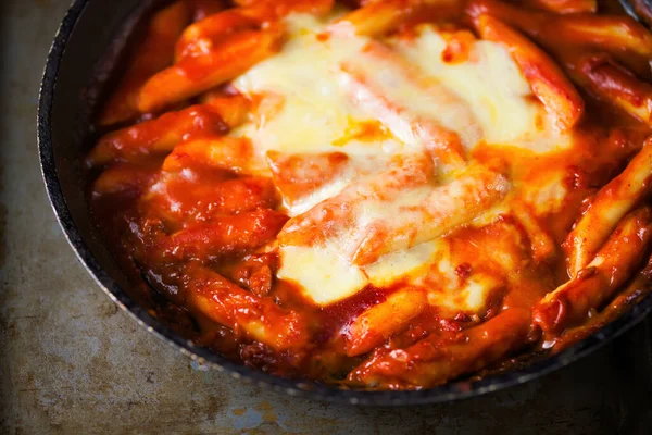 Primer Plano Del Pastel Arroz Picante Coreano Rústico Tteokbokki —  Fotos de Stock