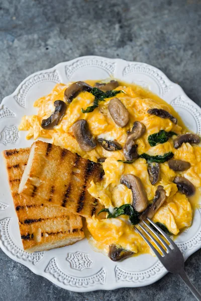 Close Plate Creamy Scrambled Eggs Mushrooms Spinach — Stock Photo, Image