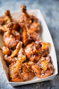 Kızarmış tavuk kanadı lolipopunu kapat.